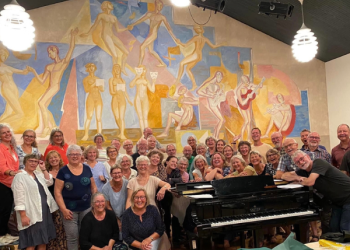 RYTMISK JULEKONCERT MED 50 SANGGLADE STEMMER